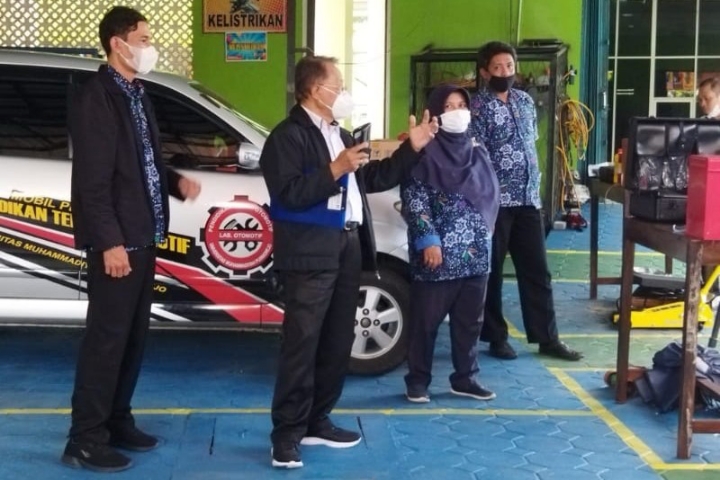 Wisnu Wardhana dari LSP TO sedang melakukan verifikasi alat yang akan digunakan dalam TUK Prodi PTO UMPurworejo, Rabu (08/12/2021) - foto: Sujono/Koranjuri.com