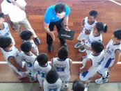 Tim basket Merpati Bali mendapatkan pengarahan dari pelatih Kadek Arya Gangga Permana - foto: Yan Daulaka