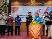 Pemotongan tumpeng peringatan HUT Ke-69 Yayasan Dwijendra Denpasar, Jumat (28/1/2022) - foto: Koranjuri.com