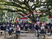 Sejumlah kelompok relawan Jokowi berkumpul di lokasi wisata alam De Djawatan, Banyuwangi, Jawa Timur, Minggu (30/1/2022) - foto: Istimewa