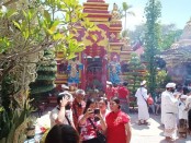 Griya Kongcow Dwipayana Tanah Kilap Denpasar dipadati umat dari sejumlah aliran kepercayaan saat Tahun Baru Imlek 2022 - foto:  Koranjuri.com