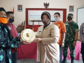 Wakil Bupati Purworejo Hj Yuli Hastuti SH saat menyerahkan bantuan untuk penguatan kearifan lokal berupa alat musik gamelan bagi seniman jaran kepang, Jum'at (14/01/2022) - foto: Sujono/Koranjuri.com