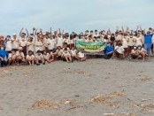Peserta Student Gathering SMP Pius Bakti Utama Kutoarjo berfoto bersama usai kegiatan tanam Mangrove dan bersih Pantai Kadilangu, Sabtu (19/03/2022) - foto: Sujono/Koranjuri.com