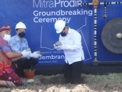 Wakil Gubernur Bali Tjokorda Oka Artha Ardhana Sukawati menghadiri groundbreaking pembangunan pabrik pelintingan rokok di Desa Penyaringan, Mendoyo, Negara, Rabu, 23 Maret 2022 - foto: Istimewa