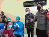 Togar Situmorang (tengah) bersama petugas Polresta Denpasar memantau pelaksanaan vaksinasi booster, Kamis, 10 Maret 2022 - foto: Koranjuri.com