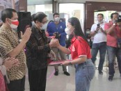 Kepala UPTD Balai Hyperkes Bali Dewa Putu Alit menyerahkan tiket pesawat dan visa kepada salah seorang peserta magang Jepang dari LPK DARMA STIKOM Bali Group - foto: Istimewa