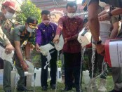 Sekda Provinsi Bali Dewa Indra memimpin pemusnahan arak gula pasir - foto: Istimewa