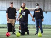 Ketua IKN Wuamesu Bali Varian Libert Wangge menendang bola pertama pembukaan turnamen futsal Wuamesu Bali - foto: Yan Daulaka