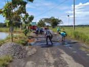 Petugas dari Dinas PUPR Kabupaten Purworejo tengah melakukan pekerjaan penanganan jalan berlubang - foto: Sujono/Koranjuri.com