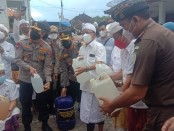 Gubernur Bali Wayan Koster dan Kapolda Bali Irjen Pol Jayan Danu Putra menghadiri pemusnahan arak gula pasir di Karangasem, Jumat, 1 April 2022 - foto: Istimewa