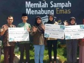 PT Pegadaian menyerahkan beasiswa pendidikan kepada 96 anak dari padam pengurus Bank Sampah PT Pegadaian - foto: Istimewa