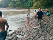 Warga saat melakukan pencarian korban dengan menyusuri sungai Bogowonto, Jum'at (06/05/2022) sore - foto: Sujono/Koranjuri.com