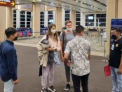 Alina Fazleeva (28) dan suami Amdrei Fazleev (38), berada di bandara Ngurah Rai Bali, untuk diterbangkan ke negaranya dalam proses deportasi - foto: Istimewa