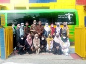 15 siswa SMK Kesehatan Purworejo yang mengikuti program Kerja Sambil Kuliah melalui LPK Kasih Bintang Timur Semarang berfoto bersama sebelum keberangkatan, Selasa (10/05/2022) - foto: Sujono/Koranjuri.com