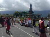 Destinasi wisata danau Ulundanu, Beratan di Kabupaten Tabanan dipadati wisatawan domestik saat libur panjang lebaran 2022 - foto: Istimewa