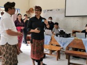 Kadisdikpora Provinsi Bali IKN Boy Jayawibawa  saat melakukan pemantauan PPDB tahun pelajaran 2022/2023 di SMK Negeri 1 Gianyar - foto: Istimewa