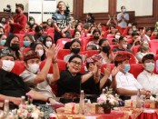 Ketua Dekranasda Provinsi Bali Putri Suastini Koster membuka Lomba Desain dan Peragaan Busana Adat Kerja ke Kantor serangkaian Bulan Bung Karno IV Tahun 2022 - foto: Istimewa