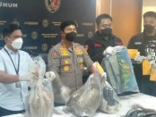 Polisi menunjukkan barang bukti kasus pembunuhan yang korbannya ditemukan di Kali Pelanggaran, Kebayoran Lama, Jakarta Selatan - foto: Bob/Koranjuri.com