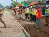 Pekerjaan peningkatan jalan di ruas jalan Kutoarjo-Purworejo, untuk mengantisipasi terjadinya banjir - foto: Sujono/Koranjuri.com