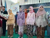 Kepala SMK Batik Purworejo, Yati Dwi Puspita Adi, S.Pd, saat menyerahkan penghargaan kepada tujuh siswa berprestasi, dalam Wisuda dan Milad ke 49 SMK Batik Purworejo, Senin (13/06/2022) - foto: Sujono/Koranjuri.com