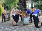 Memperingati Hari Bhayangkara ke 76, ratusan personil Polres Purworejo melakukan bakti sosial dengan membersihkan tiga tempat ibadah, Jum'at (17/06/2022) - foto: Sujono/Koranjuri.com