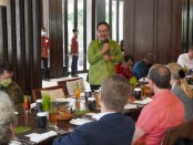 Wakil Gubernur Bali Tjokorda Oka Artha Ardhana Sukawati memberikan pemaparan kepada duta besar Jerman untuk Indonesia Ina Lepel, dalam pembahasan kerjasama bilateral tentang perlindungan iklim nasional, global, dan transisi energi di Sanur, Jumat (8/7/2022) -  foto: Istimewa