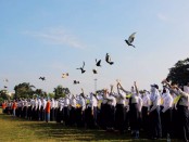 Pelepasan burung merpati oleh peserta dalam upacara pembukaan MPLS, menandai dimulainya Masa Pengenalan Lingkungan Sekolah (MPLS) di SMK Kesehatan Purworejo, Selasa (12/07/2022) - foto: Sujono/Koranjuri.com