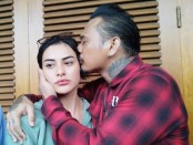 Kemesraan Jerinx SID mencium sang istri Nora Alexandra saat bebas bersyarat dari Lapas Kerobokan Denpasar, Selasa, 2 Agustus 2022 - foto: Koranjuri.com