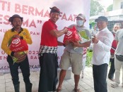 Komunitas Harapan Hati Nusantara menyerahkan bantuan sembako untuk 100 warga Desa Padangsambian Kaja, Denpasar, Minggu, 21 Agustus 2022 - foto: Koranjuri.com