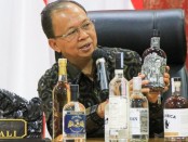 Gubernur Bali Wayan Koster menunjukkan kemasan botol minuman Arak Bali - foto: Istimewa