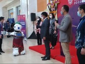 Menkominfo bersalaman dengan robot Artificial intelligence dalam acara DEWG Ke-4 di Nusa Dua, Bali, Senin, 29 Agustus 2022 - foto: Koranjuri.com