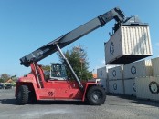Harbour Mobile Crane (HMC) melakukan pengangkatan kontainer yang akan diekspor melalui Pelabuhan Benoa - foto: Koranjuri.com
