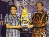Ketua alumni ITB STIKOM Bali I Gusti Putu Mahendara Yasa, S.Kom atas nama para alumni memberikan piala penghargaan kepada Rektor ITB STIKOM Bali Dr. Dadang Hermawan - foto: Istimewa