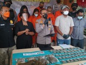Kapolresta Denpasar Bambang Yugo Pamungkas melakukan ekspos tersangka dan barang bukti narkoba - foto: Koranjuri.com