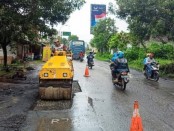 Petugas URC dari BPJ Wilayah Magelang 2 tengah melakukan pekerjaan penambalan jalan berlubang di ruas jalan Maron-Bener, Purworejo - foto: Sujono/Koranjuri.com