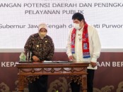 Wabup Purworejo Hj Yuli Hastuti, SH, saat menandatangani kesepakatan bersama antara Pemkab Purworejo dengan Pemprov Jawa Tengah tentang Pengembangan Potensi Daerah dan Peningkatan Pelayanan Publik, Kamis (27/10/2022) - foto: Sujono/Koranjuri.com