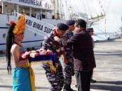 Wakil Gubernur Bali Tjokorda Oka Artha Ardhana Sukawati menyambut kedatangan KRI Bima Suci - 945 yang bersandar di Dermaga Timur Pelabuhan Benoa - foto: Istimewa