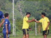 Komang Mariawan (kiri kuning) bersalaman dengan rekannya Rafik Armawan usai cetak gol ke gawang Gabenk FC - foto: Alit Binawan