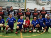 Foto bersama SIWO PWI Bali (jongkok/biru) dengan Legenda Flobamora Bali (berdiri hitam/strip merah) - foto: Ningsi Telan
