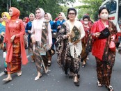 Ketua TP PKK Provinsi Bali yang juga sekaligus menjabat sebagai Ketua Dekranasda Provinsi Bali  Putri Koster mengikuti Parade Berkebaya Bersama Ibu Negara Iriana Joko Widodo di Kota Solo - foto: Istimewa