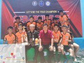 Tim Futsal SMPN 12 Purworejo berfoto bersama kepala sekolah 
Himawan Susrijadi, S.Pd., M.Pd., dan pelatih Widhi Hermanto - foto: Sujono/Koranjuri.com