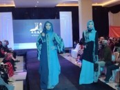 Beberapa model tengah memperagakan busana karya salah satu desainer dalam ajang Purworejo Modest Fashion Day 2022, Minggu (20/11/2022) malam di Ganesha Convention Hall - foto: Sujono/Koranjuri.com