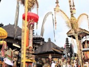 Penjor dalam Upacara Keagamaan Umat Hindu di Pura Ulun Danu Batur - Foto: Humas Kanwil Kementerian Agama Provinsi Bali