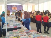 Para pengunjung yang didominasi kalangan pelajar tampak memenuhi stand-stand buku peserta Purworejo Book Fair 2022 usai dibuka Wabup Purworejo Hj Yuli Hastuti, SH, Jum'at (18/11/2022) - foto: Sujono/Koranjuri.com
