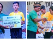 Gusti Nur Hidayat dan Caesar Ilham Ardani, saat menerima piala dan hadiah pada kejuaraan FTBI tingkat Propinsi Jateng tahun 2022 jenjang SMP - foto: Sujono/Koranjuri.com