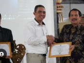 Kepala LLDIKTI Wilayah VIII Bali-NTB Dr. Ir. I Gusti Lanang Bagus Erotadi, ST, MT, memberikan penghargaan kepada Rektor ITB STIKOM Bali Dr. Dadang Hermawan - foto: Istimewa