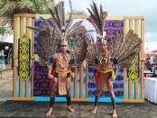 Penari Adat Dayak Mohing Asang Poyanto atau Poyang (kiri) bersama Syahril (kanan) saat mengisi peluncuran Calender of Event 2023 Kalimantan Selatan di pantai Double Six, Seminyak, Bali, Sabtu, 3 Desember 2022 - foto: Koranjuri.com