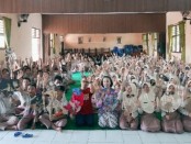 Seluruh siswa berfoto bersama dalang Nyi Dwi Puspita Ningrum, M.Pd dan Kepala SMPN 3 Purworejo Teguh Widodo, S.Pd., M.M, usai kegiatan Tepang Wayang - foto: Sujono/Koranjuri.com