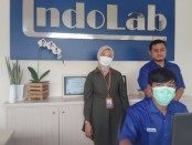 Direktur Indolab Purworejo, Inung, bersama dua karyawannya - foto: Sujono/Koranjuri.com