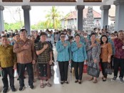 Bupati Klungkung Nyoman Suwirta mendampingi Ketua TP PKK Provinsi Bali saat kunjungan ke Nusa Penida, Klungkung - foto: Istimewa